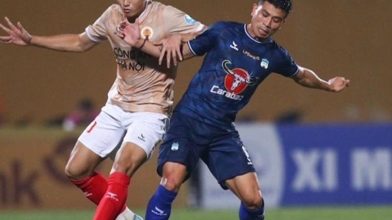 So sánh tiền đạo cắm và tiền đạo lùi về những khác biết đặc trưng